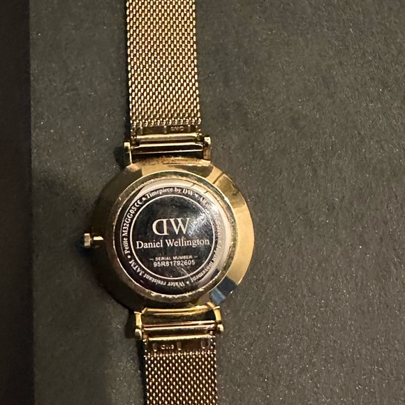 🕐 Great Condition 32mm Unitone Daniel Wellington Watch in Gold - Picture 11 of 11